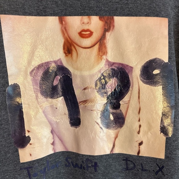 Taylor Swift 1989 Gray Crew Neck TS DLX Graphic Unisex Cozy Sweatshirt - Picture 3 of 4